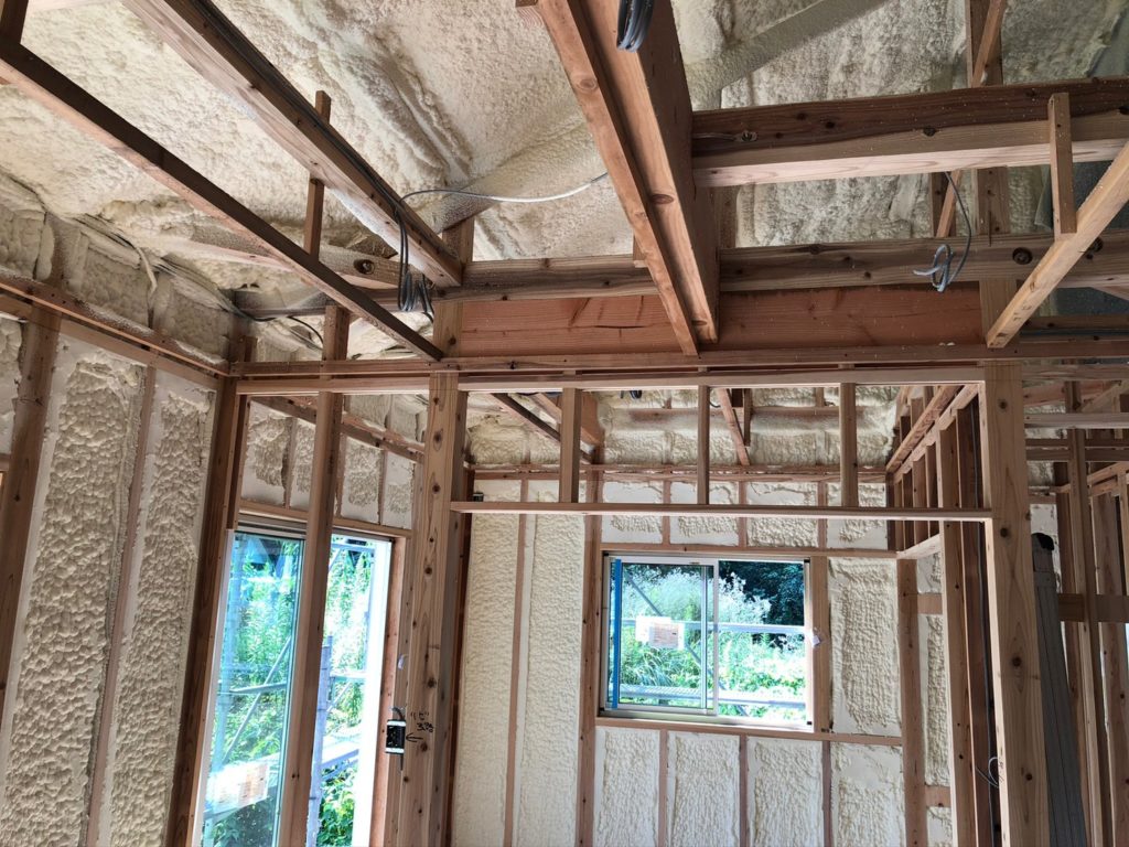 吹付ウレタン断熱材