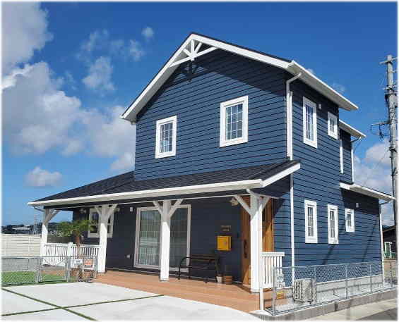 カバードポーチとラップサイディングの家